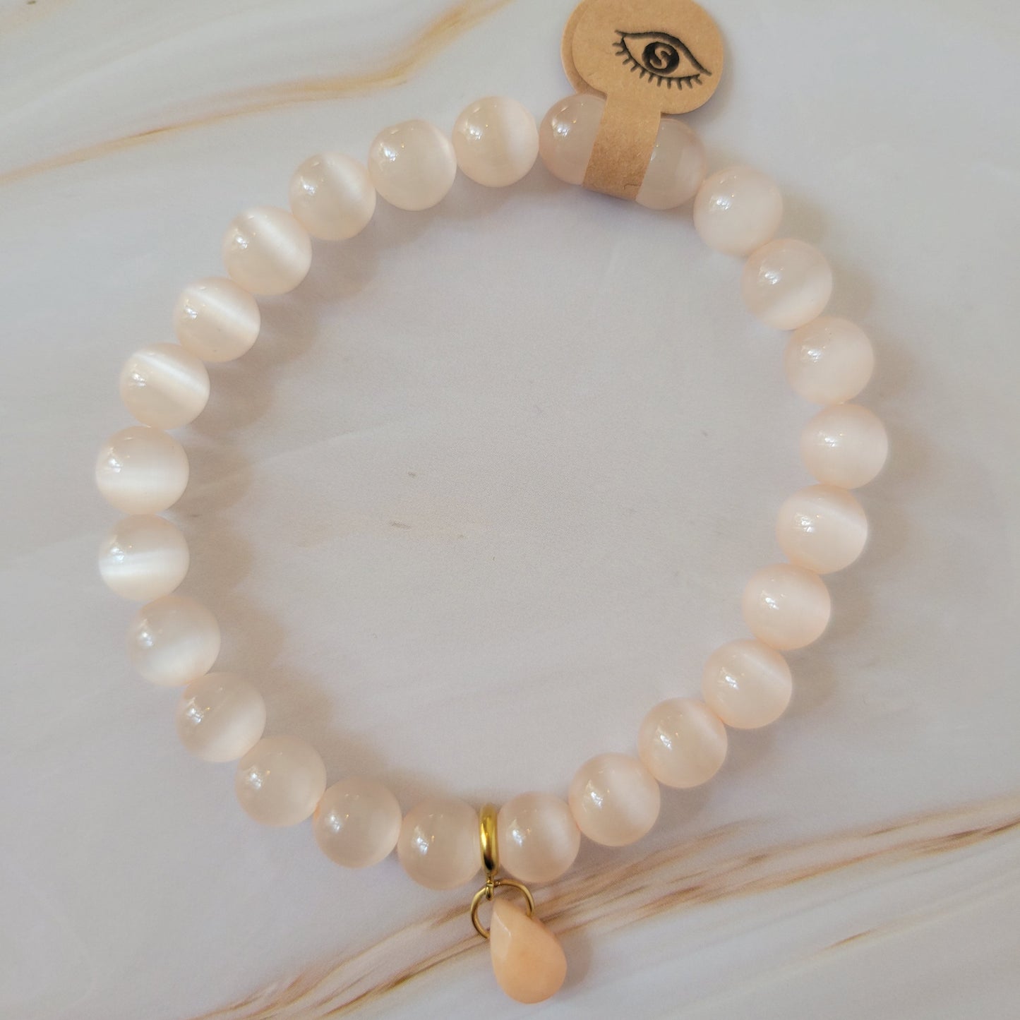 Armband mit natürlichem Cat's Eye Stein – weiß / rosé schimmer mit rosa Aventurin Charm