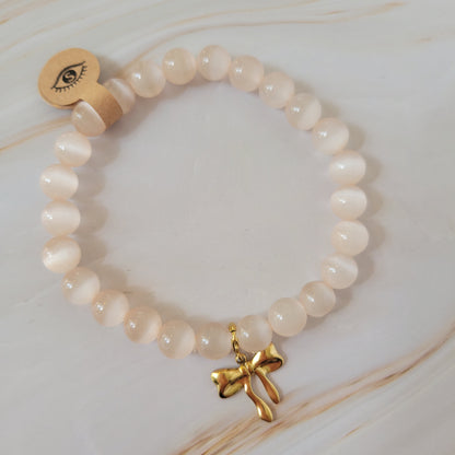 Armband mit natürlichem Cat's Eye Stein – weiß / rosé schimmer mit Schleifen Bowtie Charm