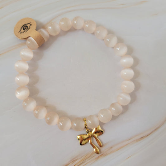 Armband mit natürlichem Cat's Eye Stein – weiß / rosé schimmer mit Schleifen Bowtie Charm