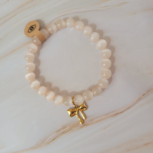 Armband mit natürlichem Cat's Eye Stein – weiß / rosé schimmer mit Schleifen Bowtie Charm